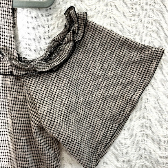 LC Lauren Conrad Ruffle Cold-Shoulder Top NWOT - Picture 4 of 7